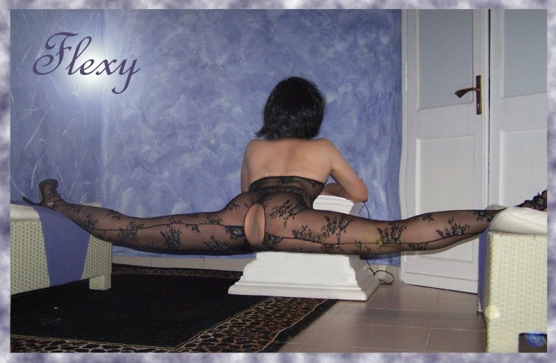 Pic: Flexible girls in pantyhose