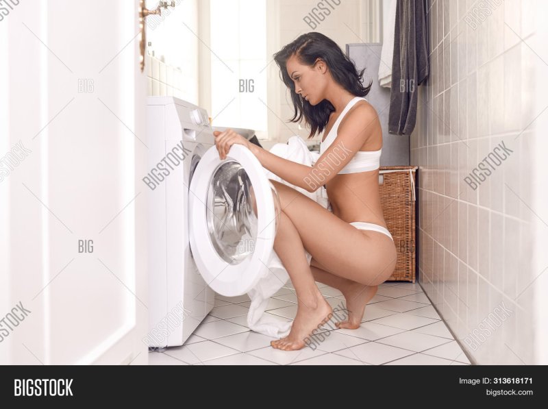 Pic: Woman at the washing machine