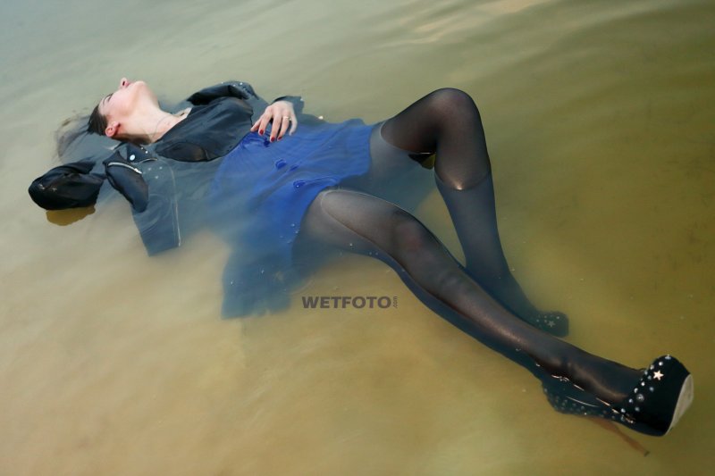 Pic: Girls in pantyhose in water