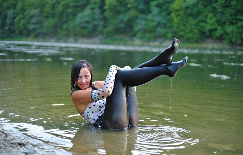 Pic: Girls in wet tights