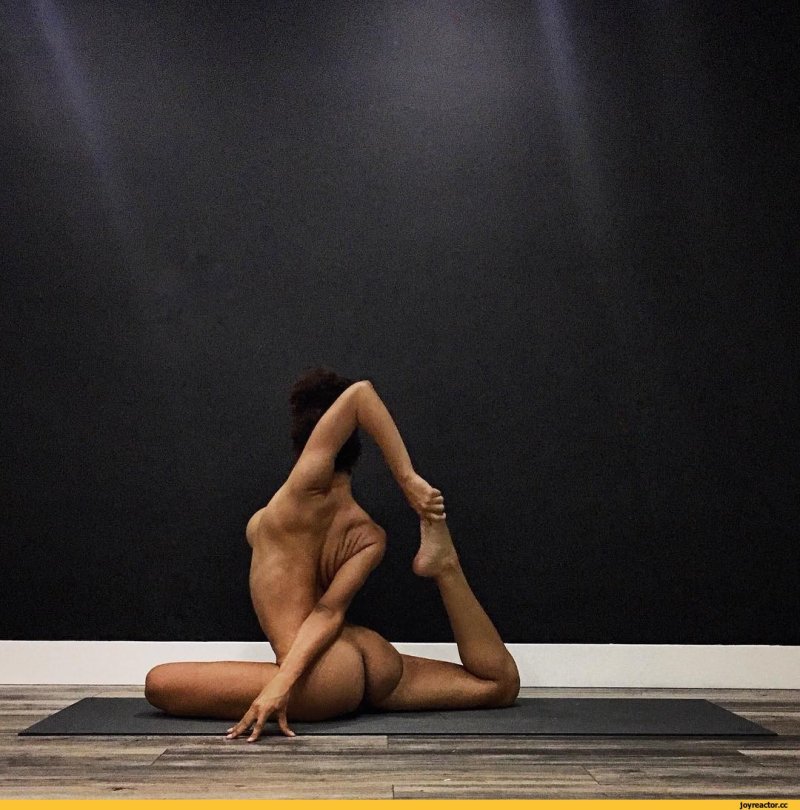 Pic: Yoga naked