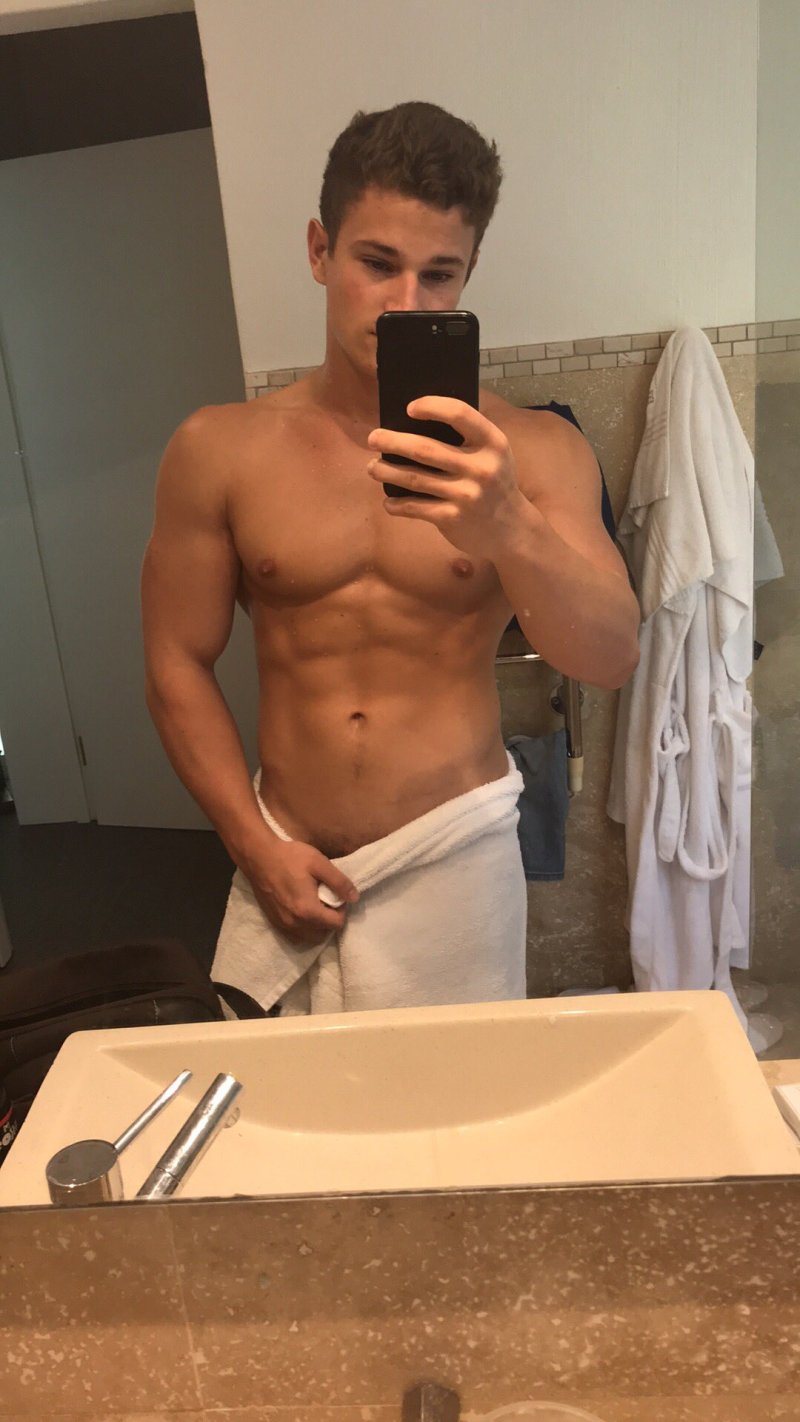 Pic: Selfies of men in the bathroom