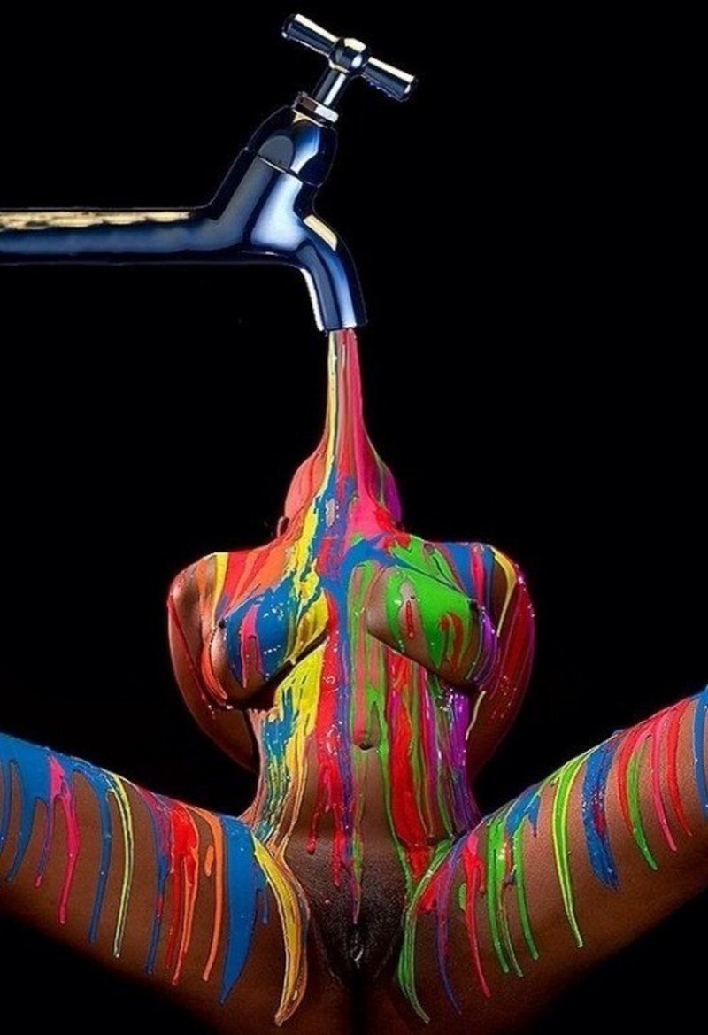 Pic: Naked girls in paint