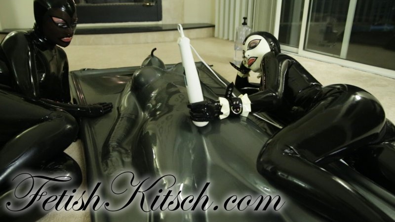 Pic: Lesbian latex gas mask