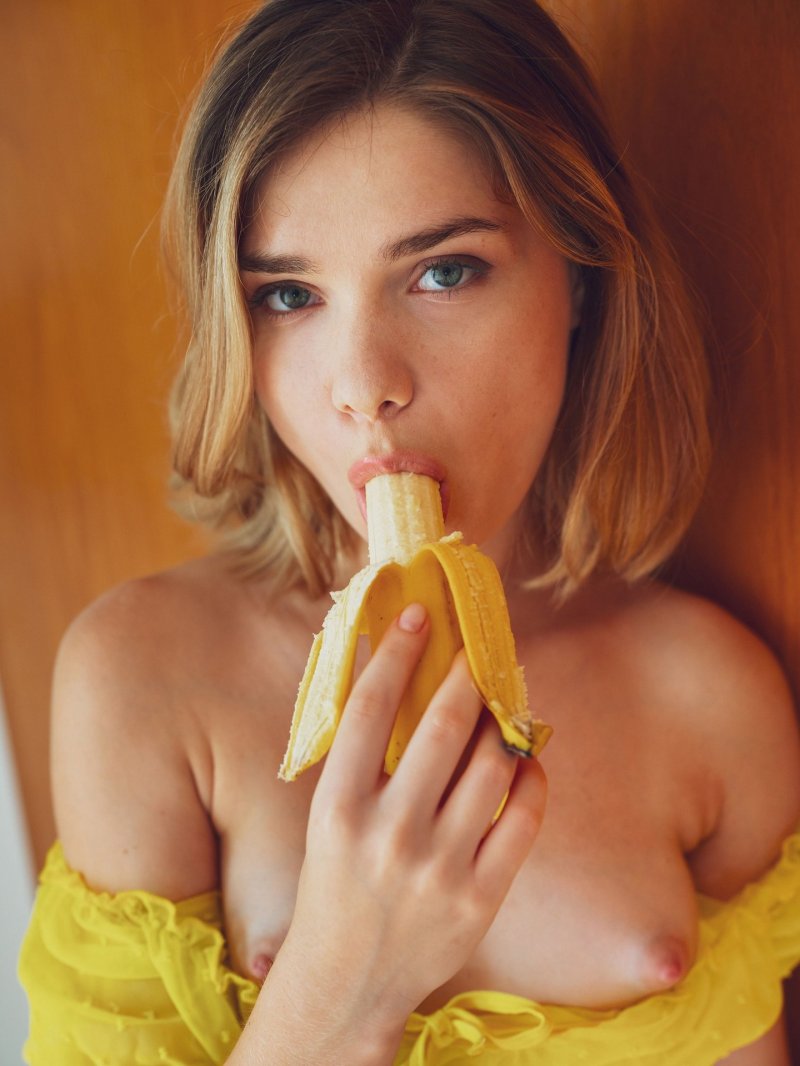 Pic: Girl Erotically eats a banana