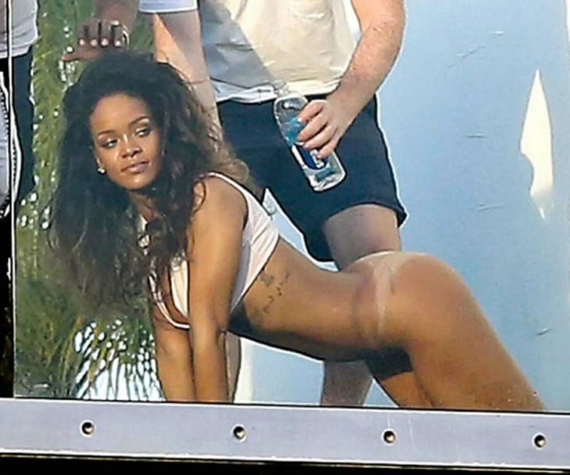 Pic: Naked Rihanna