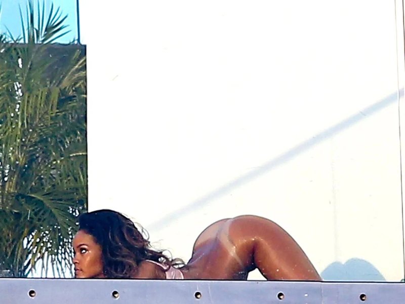 Naked Rihanna