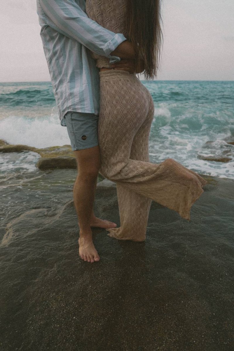 Photo shoot on the beach pair