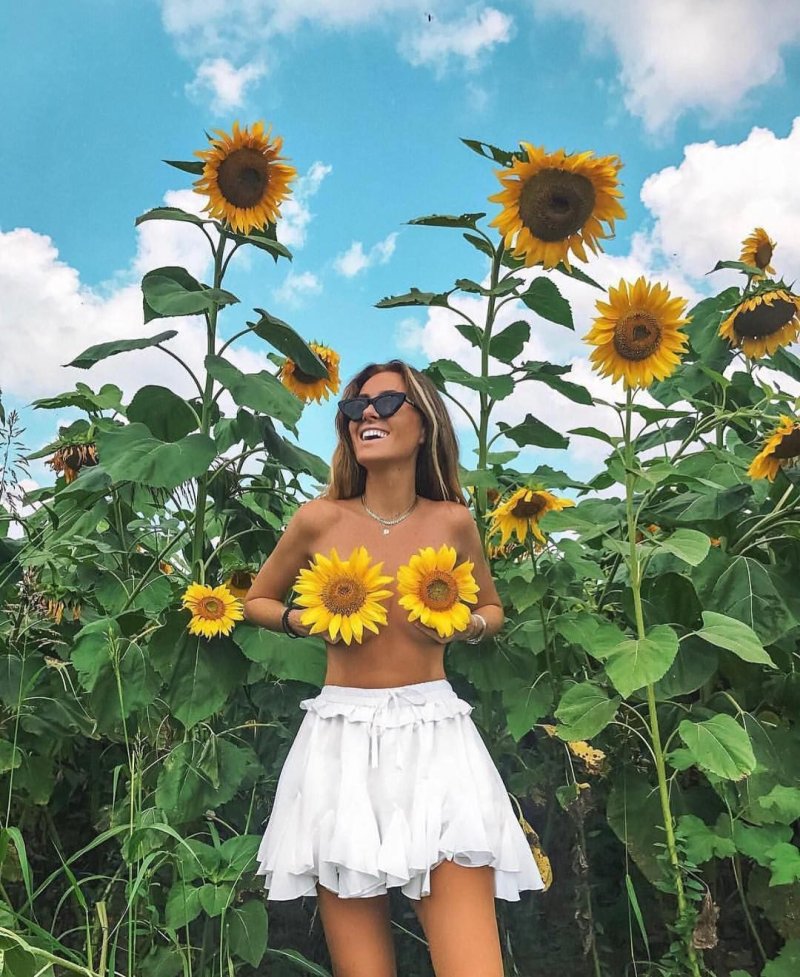 Pic: Girl with sunflower