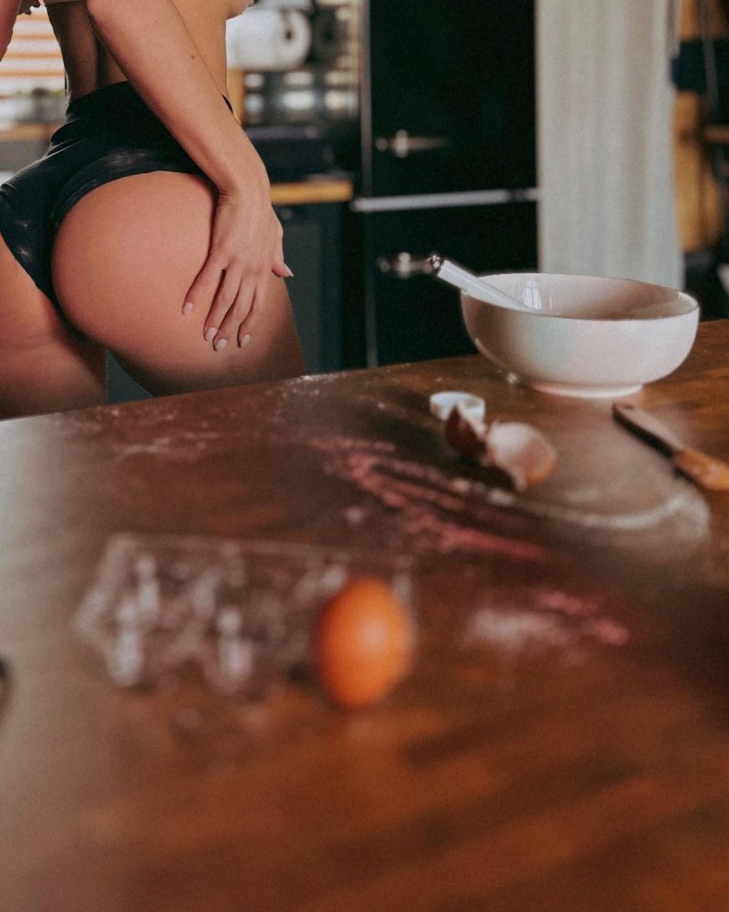 Pic: Girl in the kitchen in flour