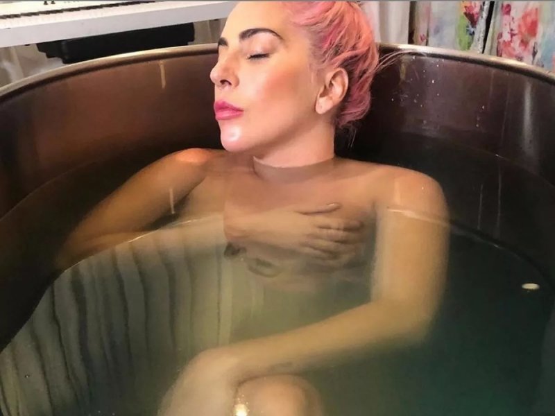 Pic: Lady Gaga in the bathroom