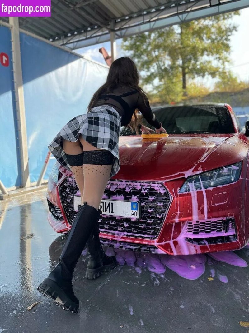 Car washing girls