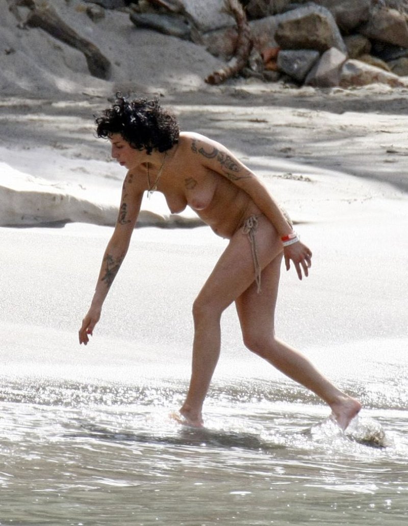 Pic: Amy Winehouse in a swimsuit