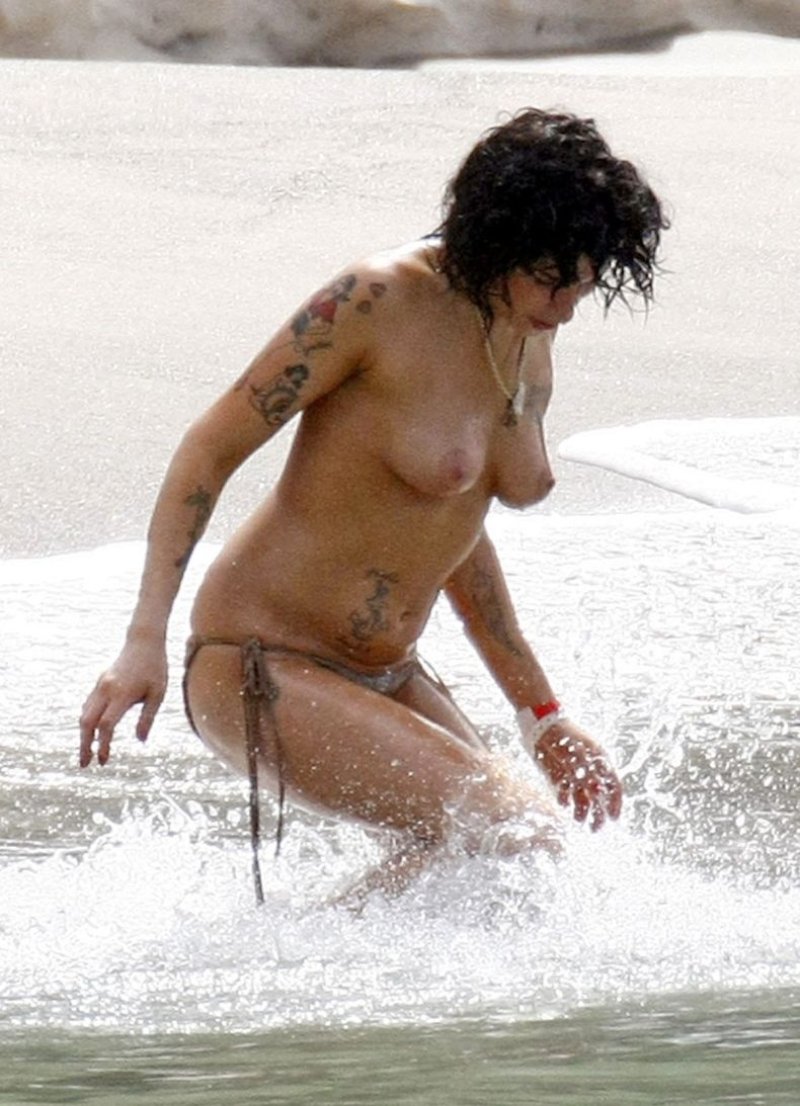 Pic: Amy Winehouse on the beach