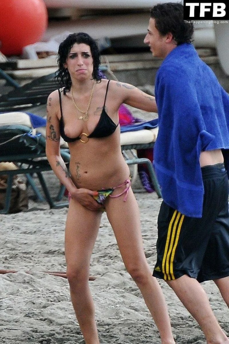 Pic: Amy Winehouse in a swimsuit