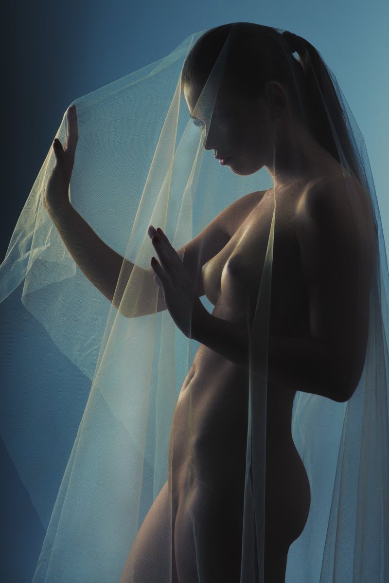 Pic: Girl under a veil