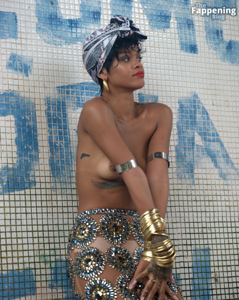 Pic: Rihanna Erotica