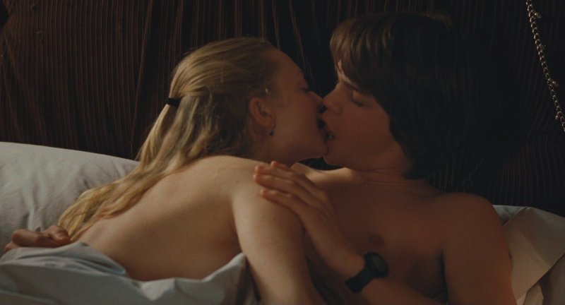Amanda Seyfrid lesbian in the film Naked