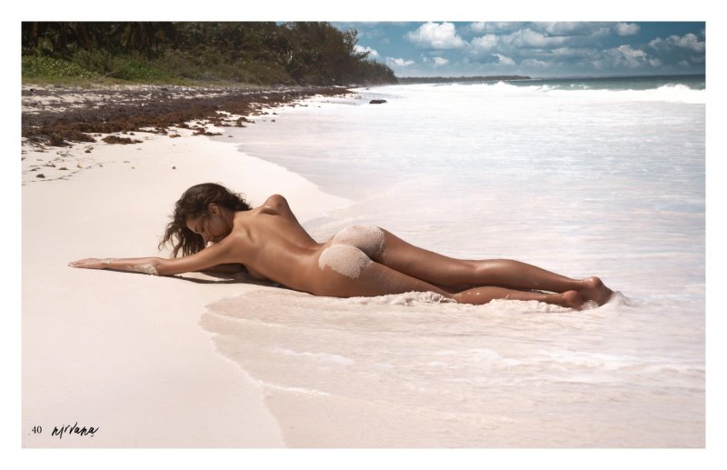 Pic: Naked girl on the beach