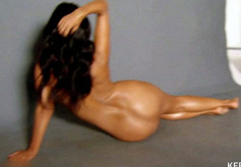 Courtney Kardashian is naked