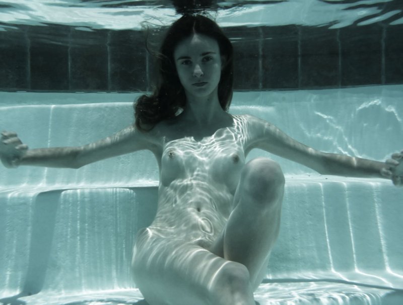Jennifer Connelli underwater naked