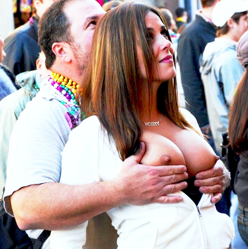 The girl shows boobs passers -by