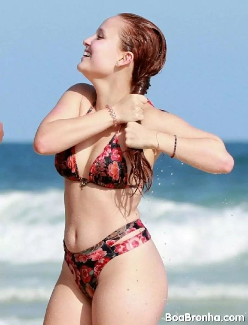 Larissa Manoela nua