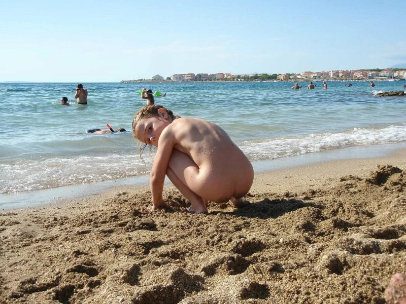 Golopopik on the beach