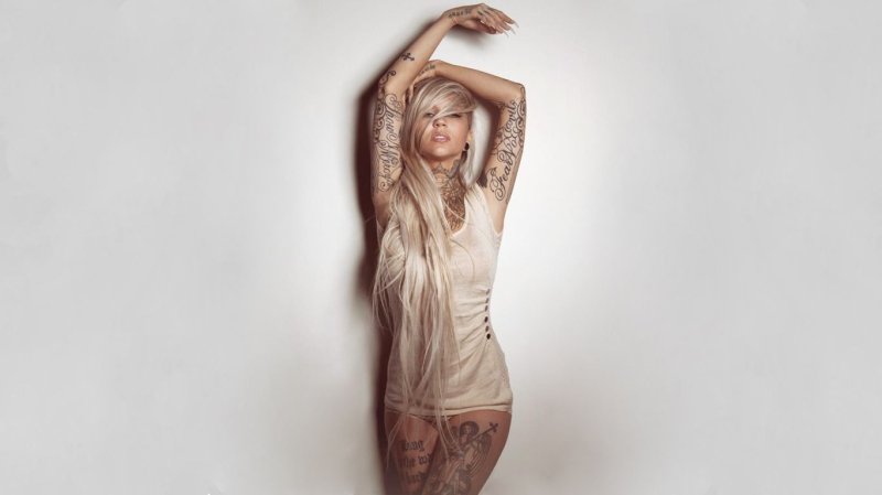 Pic: Blonde with tattoos