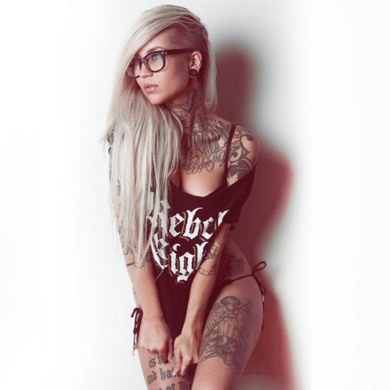 Pic: Girls with tattoos