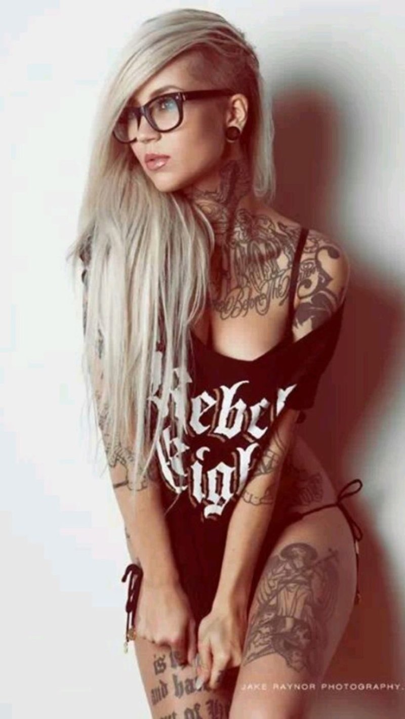 Pic: Girls with tattoos