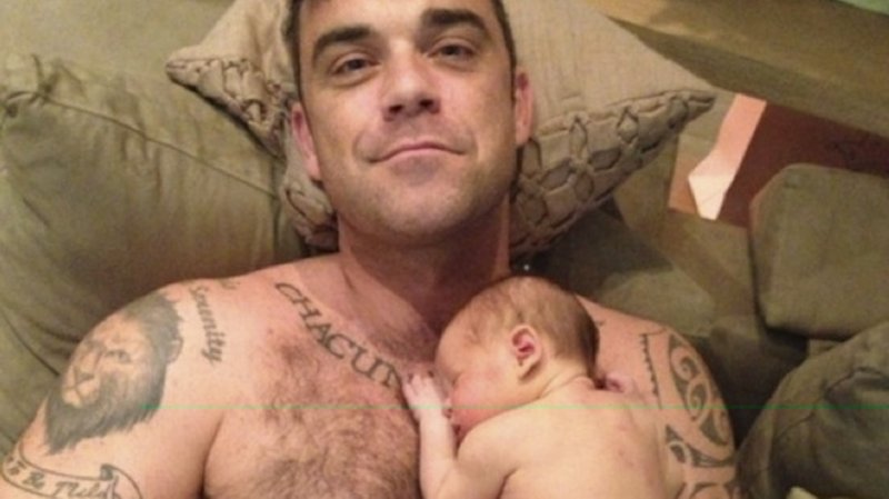 Pic: Robbie Williams with his wife