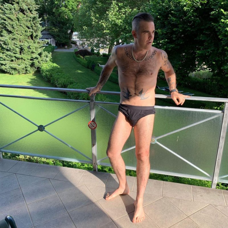 Pic: Robbie Williams Singer Naked