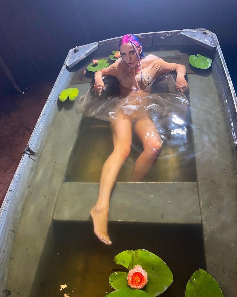 Pic: Lady Gaga in a bath with ice