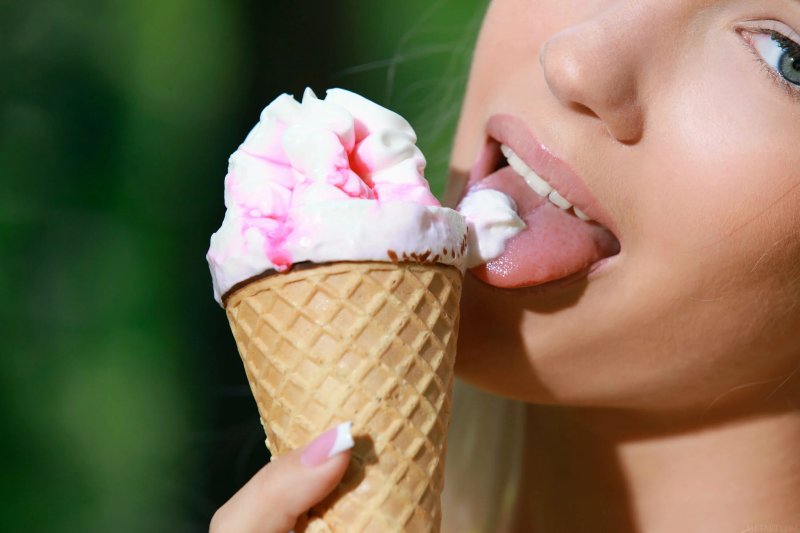 Pic: Licking ice cream