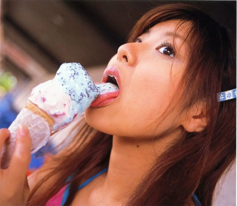 Pic: The girl eats ice cream