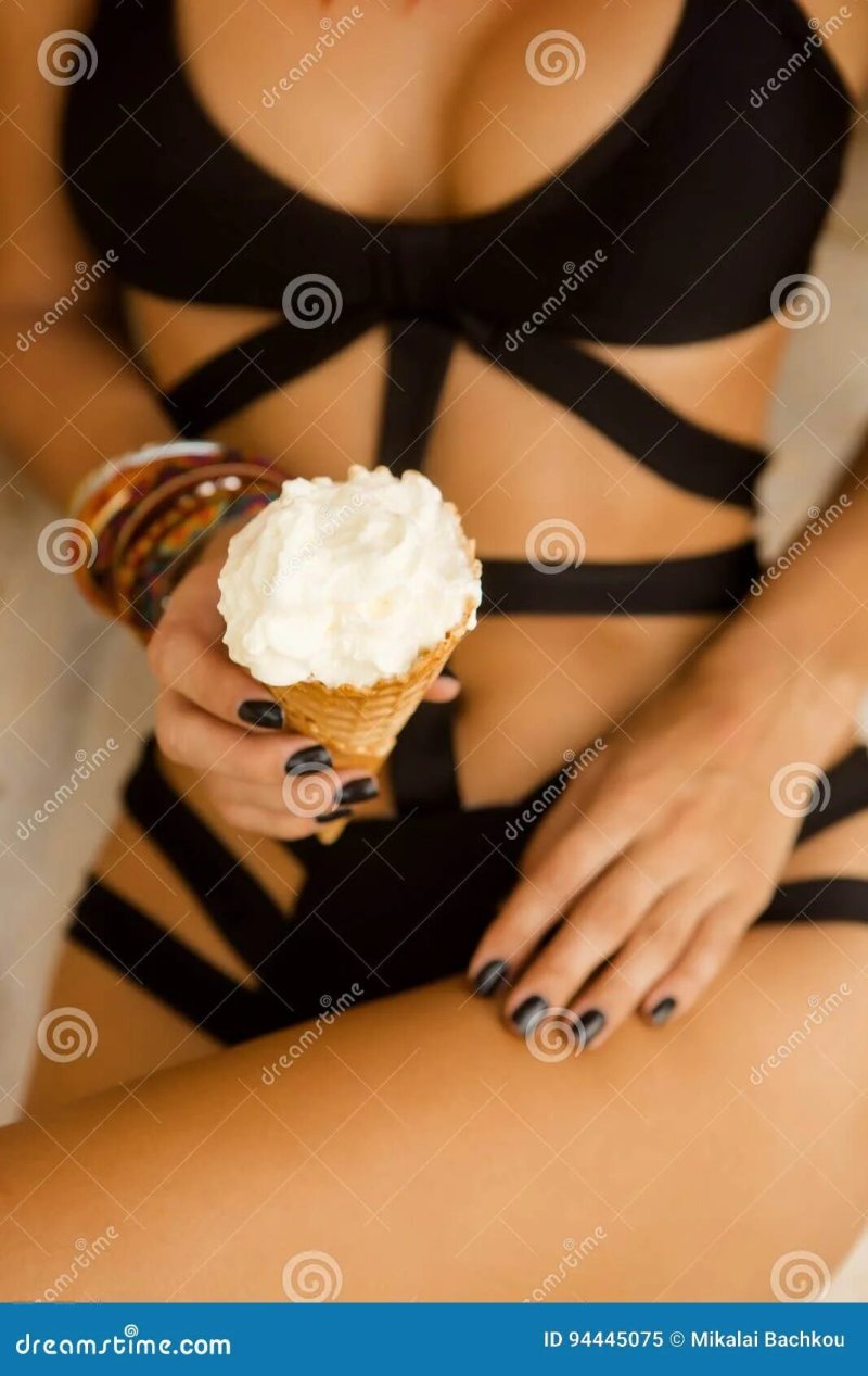 Pic: The girl eats ice cream