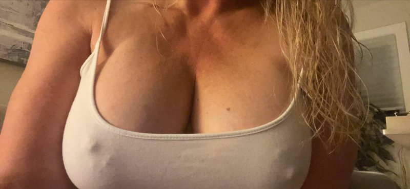 Light -skinned boobs without a bra