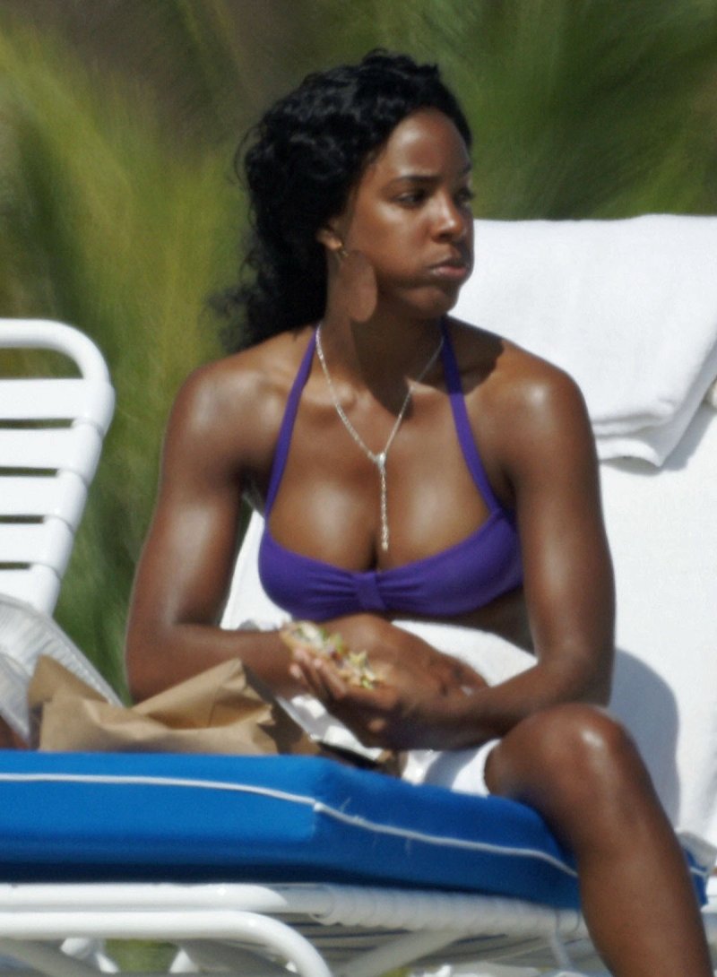 Kelly Rowland breast