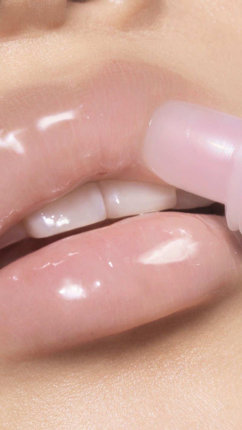 Lip gloss wet effect