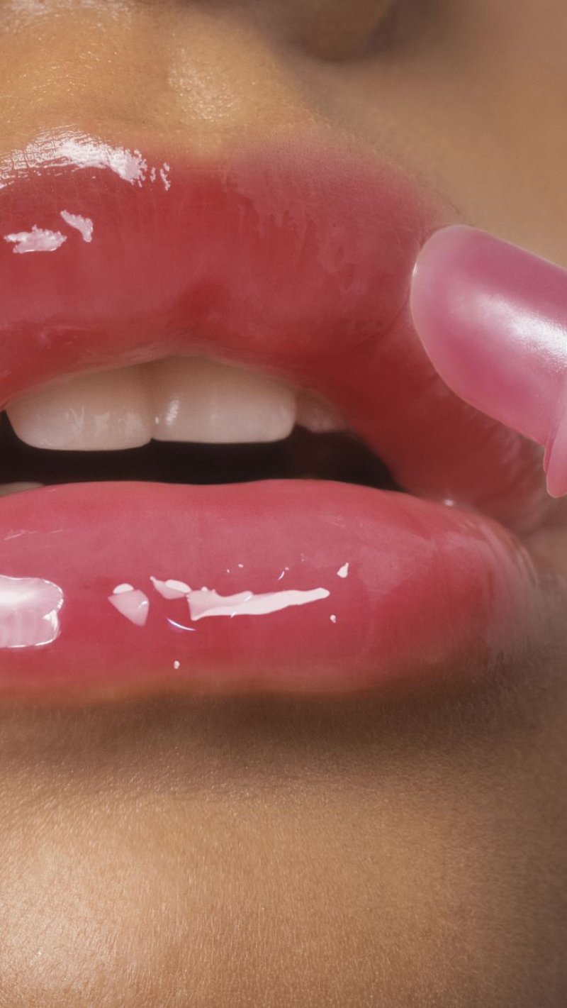 Transparent lip gloss