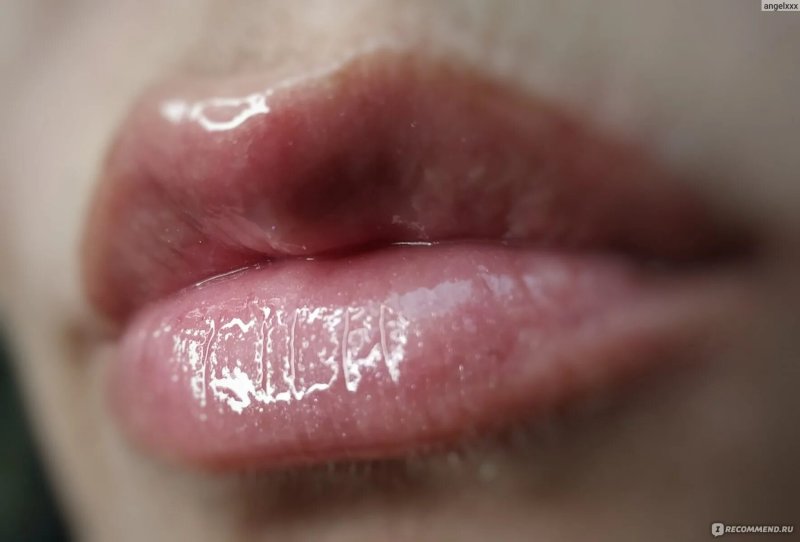 Lip gloss with the effect of wet lips