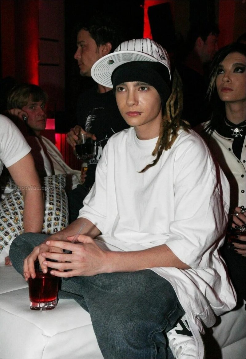 Pic: Tom Kaulitz smokes