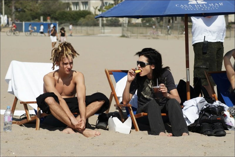 Pic: Tom Kaulitz on the beach