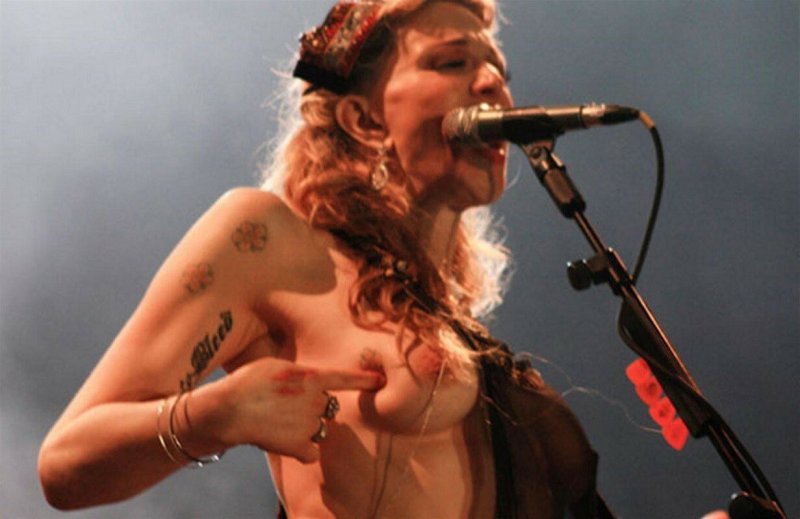 Courtney lave breasts