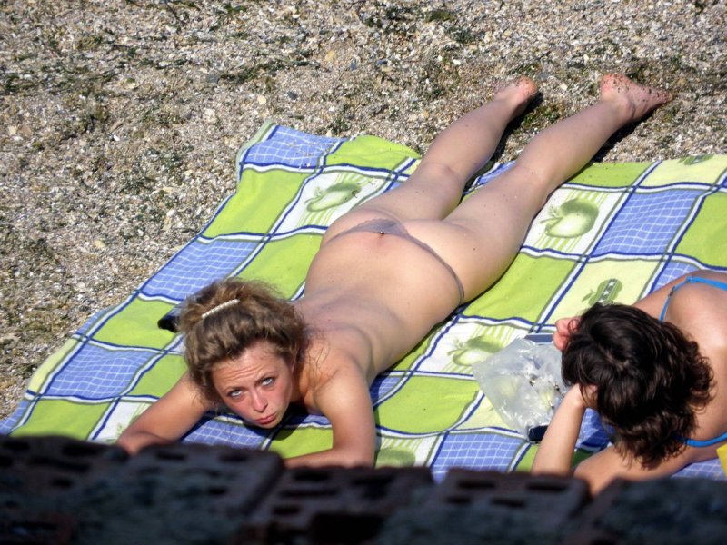 Peeping for women on the beach