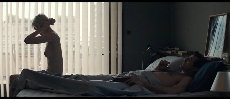Elizabeth Debicki nude