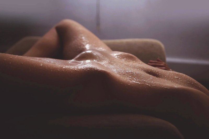 Female body in oil