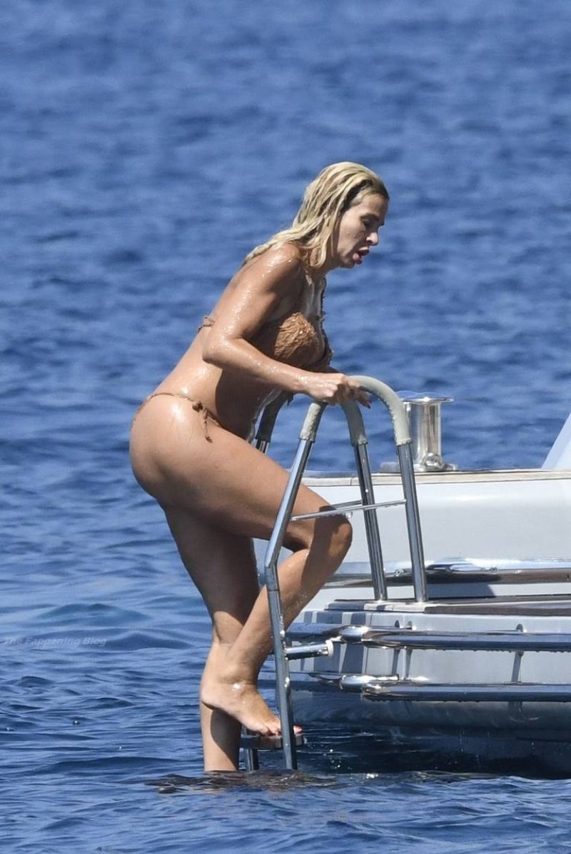 Jennifer Lopez on the beach cellulite