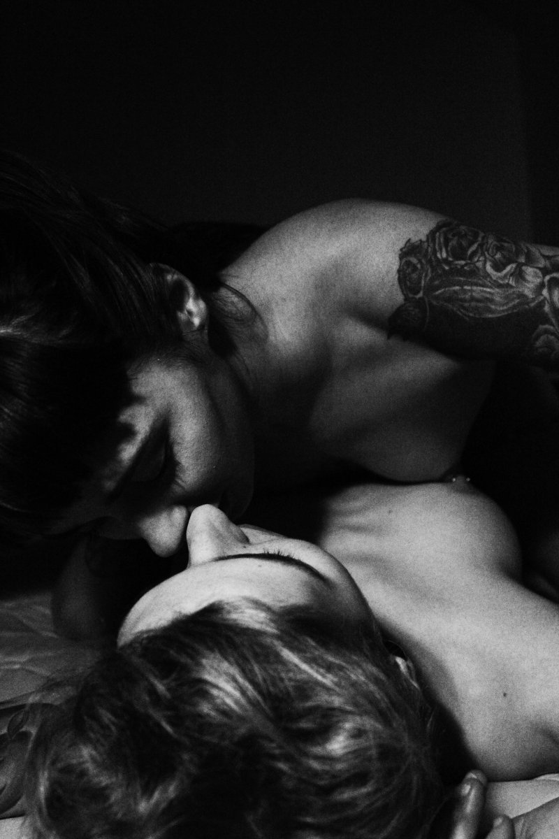 Kiss of the female breast